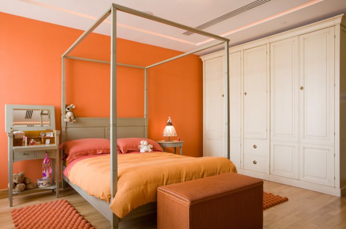 ห้องนอนกับผนังสีส้มและสิ่งทอ