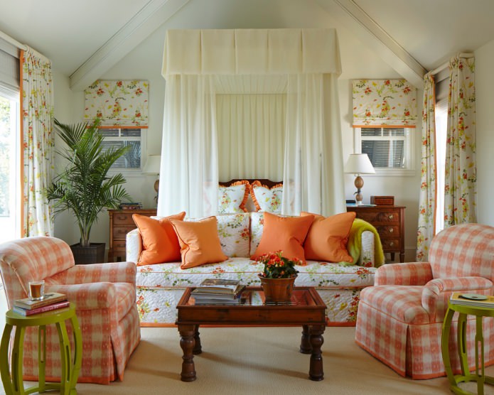 Landhaus-Wohnzimmer mit orangefarbenen Blumentextilien