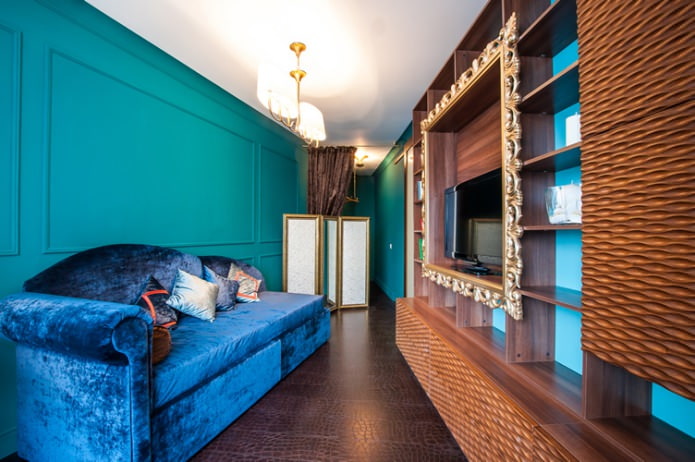 Klassischer Stil in einem türkisfarbenen Wohnzimmer
