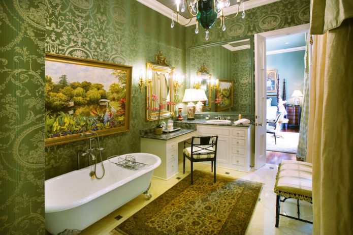 grüne Tapete im Badezimmer
