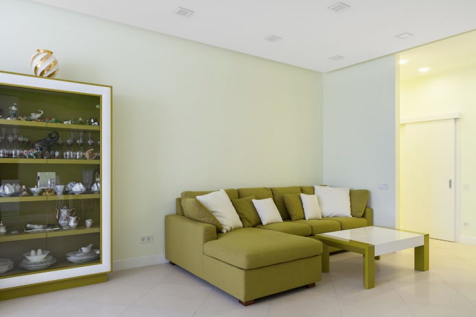 olivgrüner Kleiderschrank und Sofa