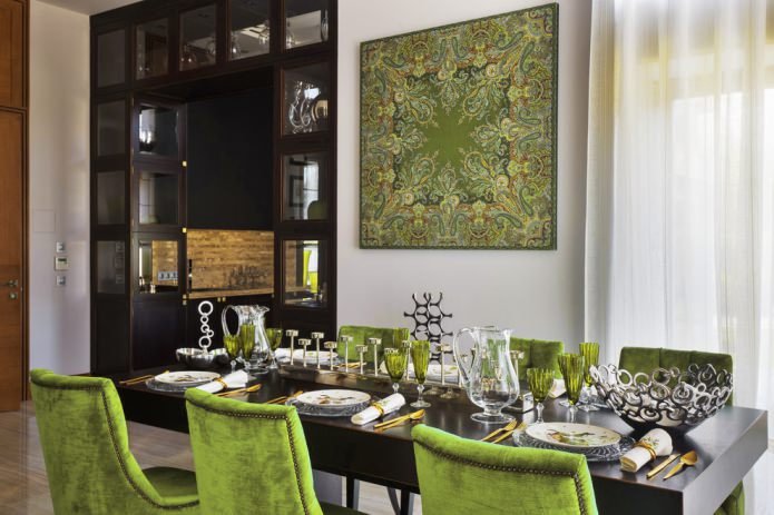Gemälde und Stühle in Oliventönen