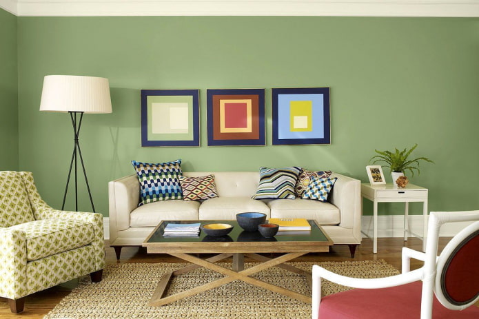helles Zimmer mit grünen Wänden