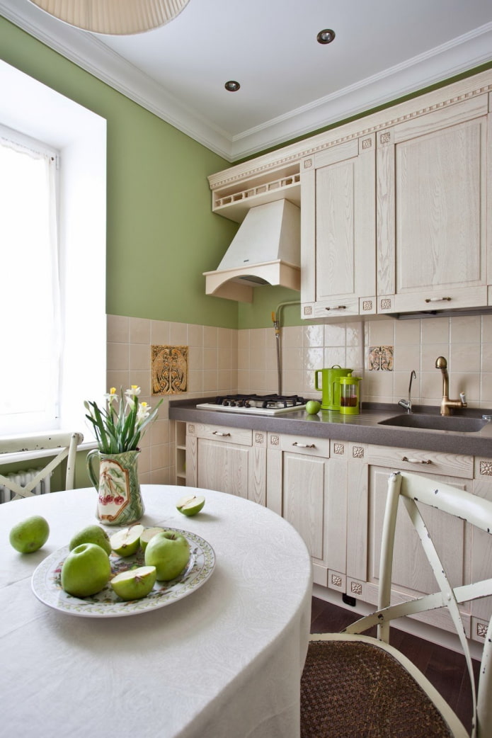 zöld konyhában bézs színű