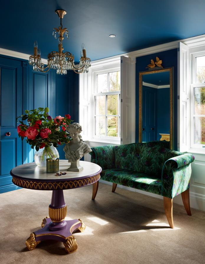 плави плафон у соби у класичном стилу