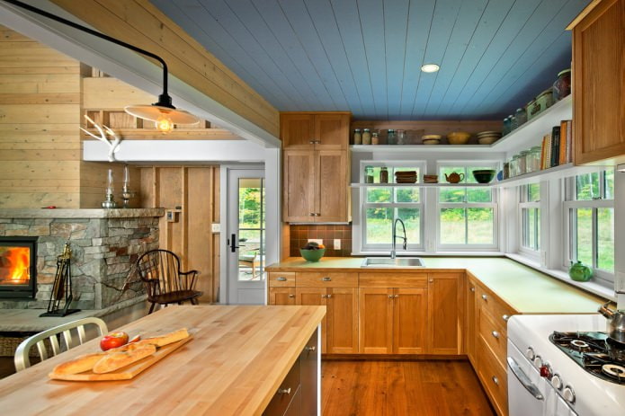 Küche im Landhausstil mit blauer Holzdecke
