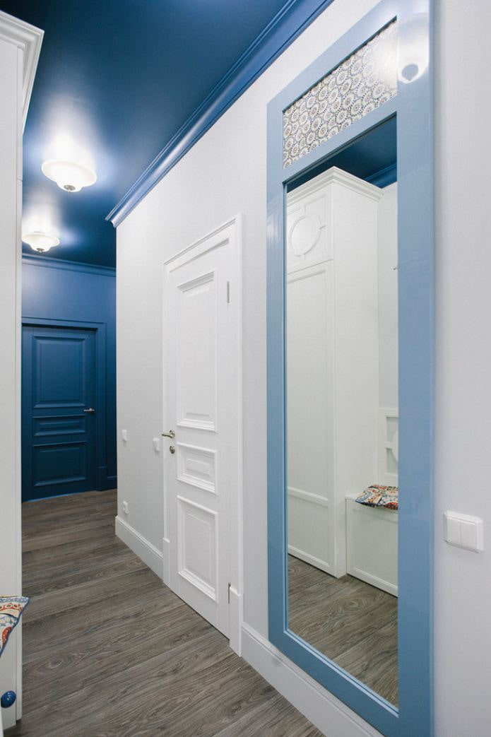 Korridor mit blauer Decke