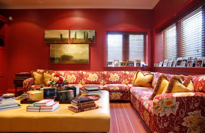 Piros és sárga mintás kanapé