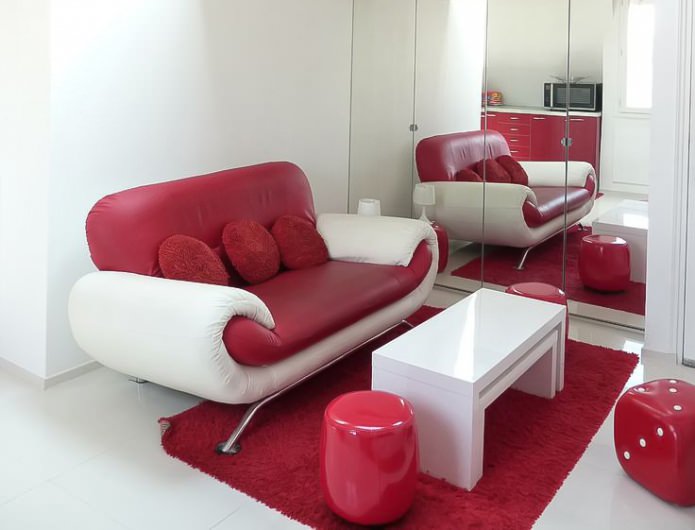 Vörös és fehér kanapé