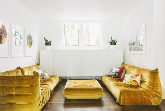 Sofa in goldener Farbe im Innenraum