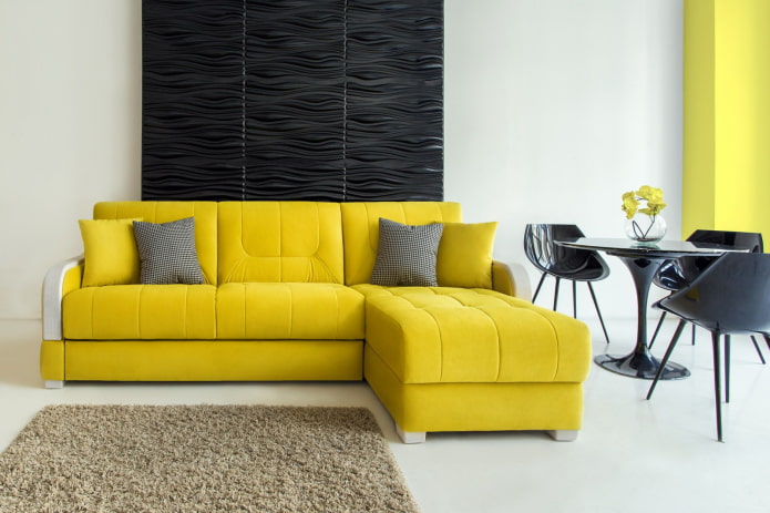 sárga kanapé oszmánnal a belső térben