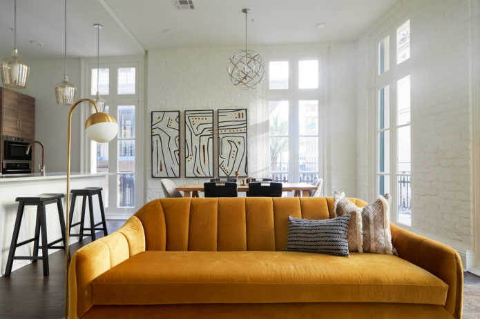 mustár színű kanapé a belső térben