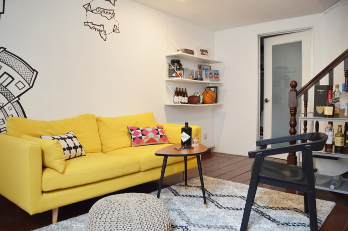 egyenes sárga kanapé a belső térben