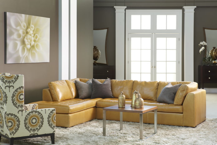 sandfarbenes Sofa im Innenraum