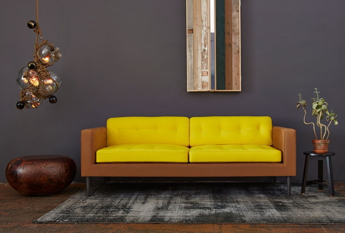 Sofa in gelb-brauner Farbe im Innenraum