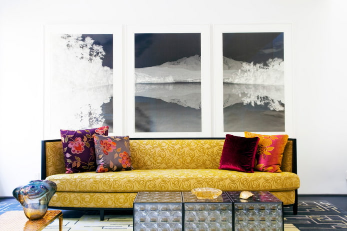 sárga kanapé mintákkal a belső térben