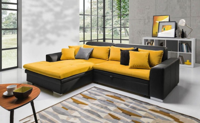 fekete és sárga kanapé a belső térben