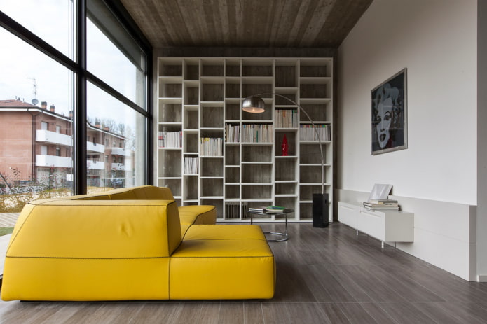 sárga kanapé a minimalizmus stílusában