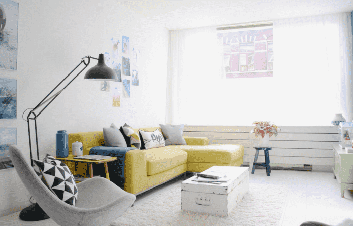 Gelbes Sofa im skandinavischen Stil