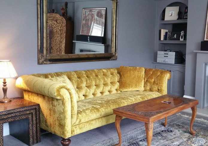 sárga chesterfield kanapé a belső térben