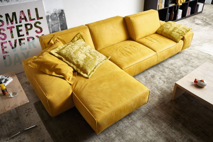 sárga moduláris kanapé a belső térben