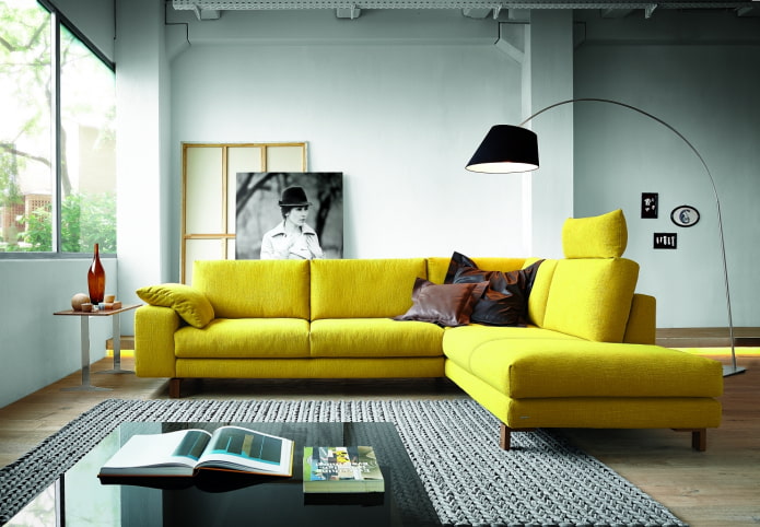 großes gelbes Sofa im Innenraum