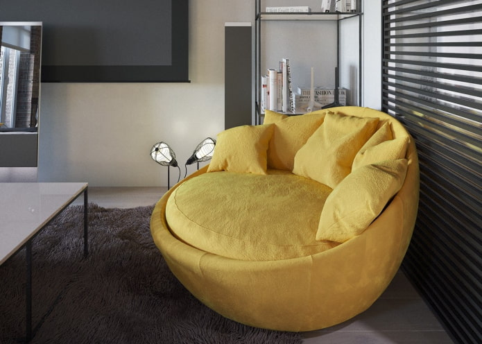 ovális sárga kanapé a belső térben