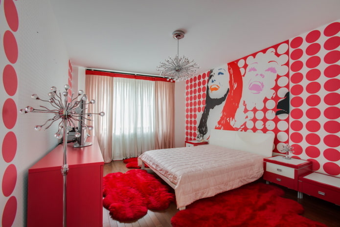 Lichtvorhänge im weiß-roten Schlafzimmer