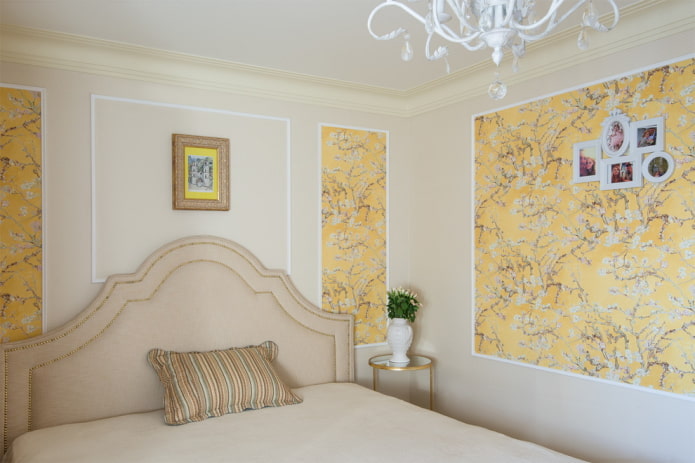 wallpaper decoration with moldings