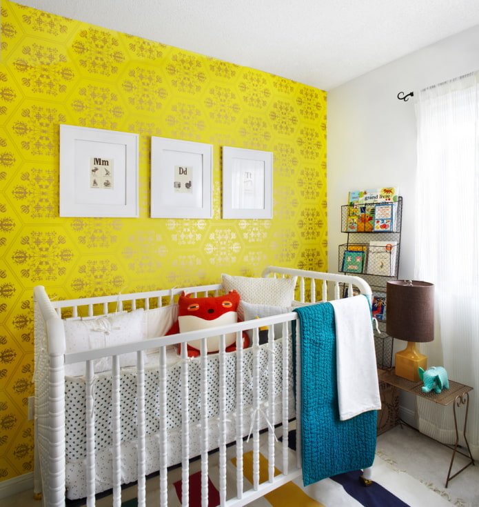 leuchtend gelbe Tapete im Kinderzimmer