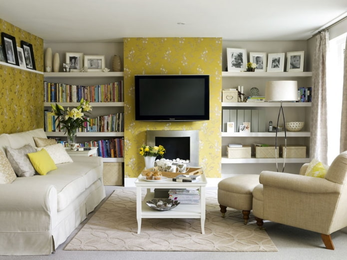 Kombination aus gelber und beiger Tapete im Wohnzimmer