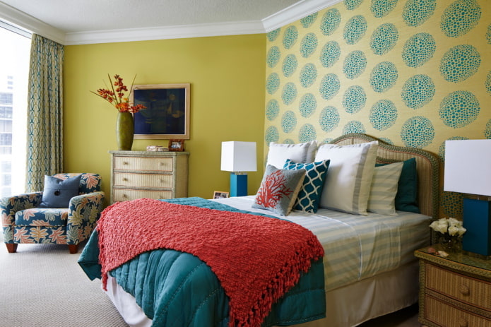 Yellow-turquoise wallpaper in the bedroom