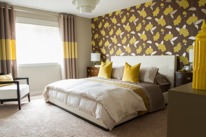 Yellow-brown wallpaper in the bedroom
