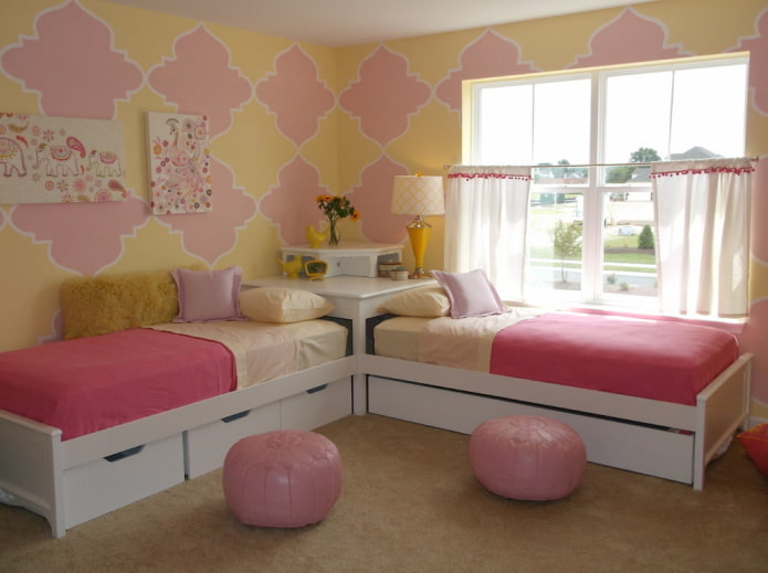 Yellow-pink wallpaper in the nursery