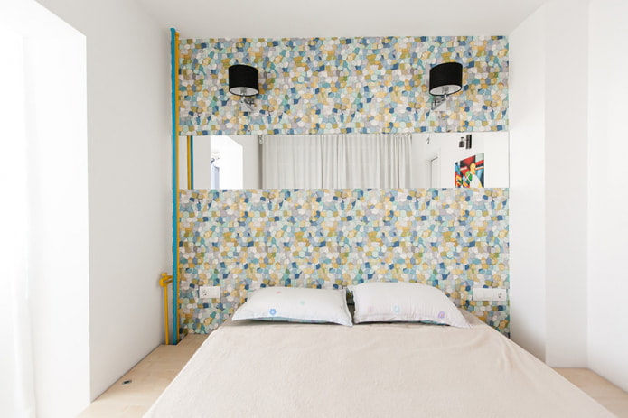 Schlafzimmer mit Akzentwand, die ein Mosaik imitiert