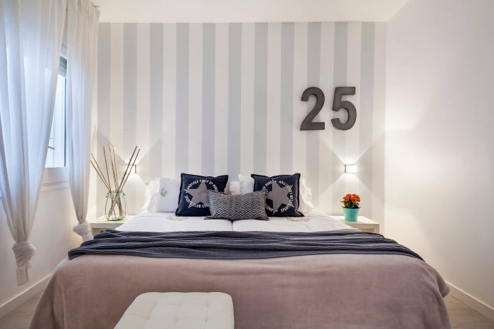 wallpaper in white and blue stripes
