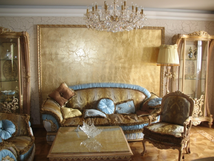 gold wallpaper in the living room