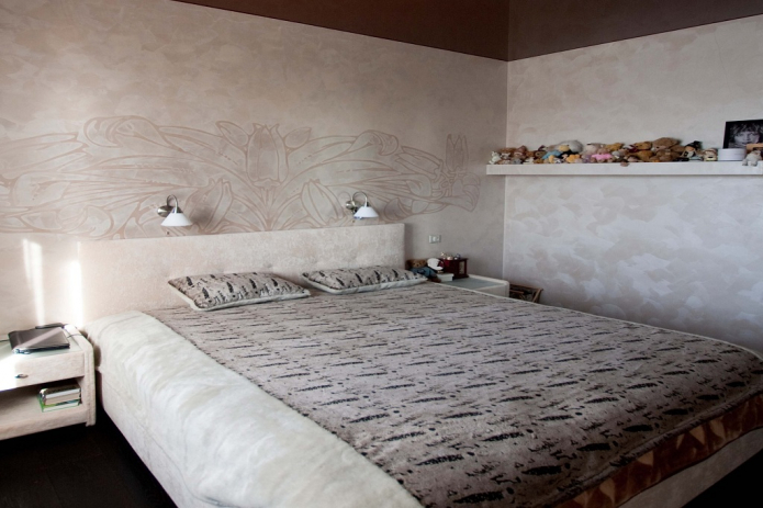 Wallpaper under Venetian plaster in the bedroom