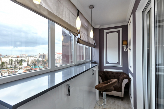 bar counter sa balkonahe mula sa windowsill