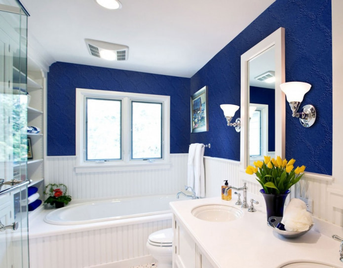 bathroom with glass-cloth wallpaper in blue