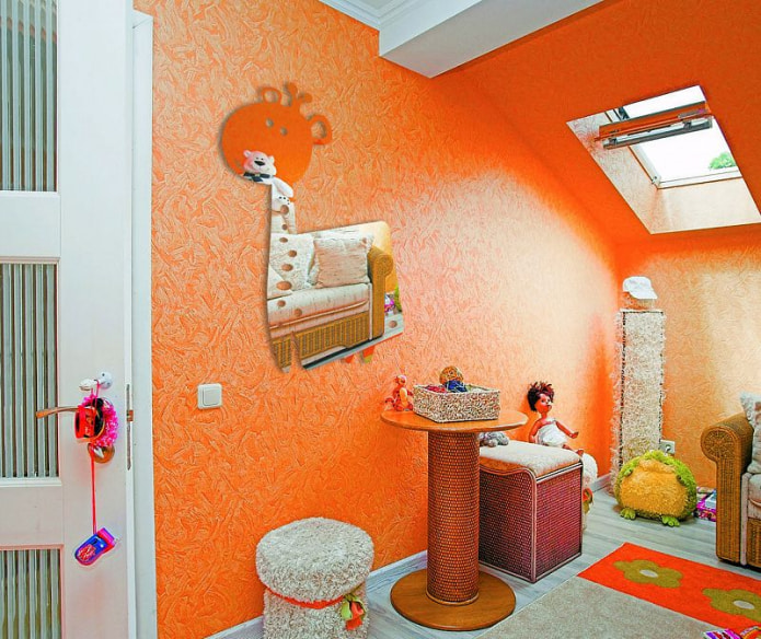 orange Tapete im Kinderzimmer