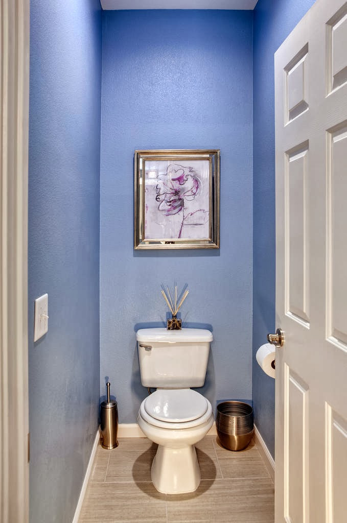blaue Tapete in der Toilette