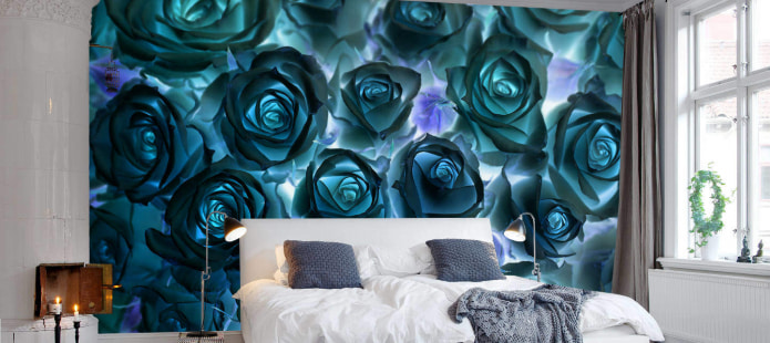 die Akzentwand im Schlafzimmer mit einem Rosenmuster auf der Tapete dekorieren