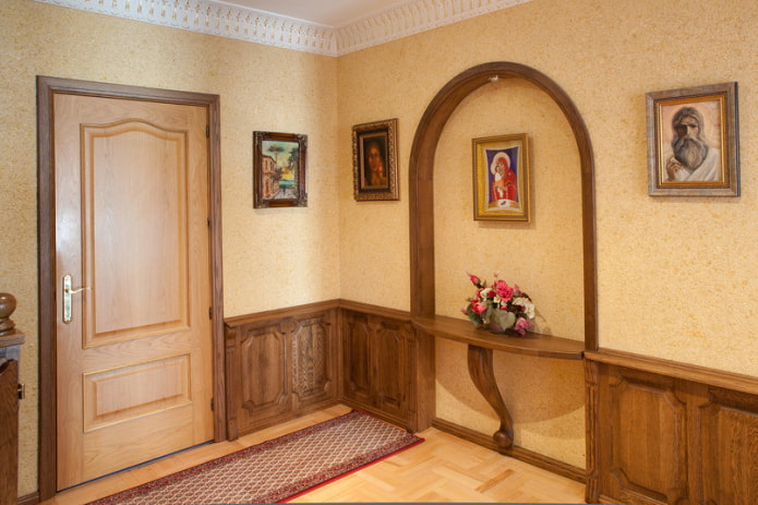 tapéta és fa fal dekoráció a folyosón