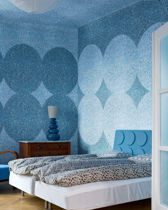 blaue Tapete im Schlafzimmer