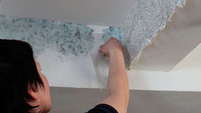 applying liquid wallpaper in the corners