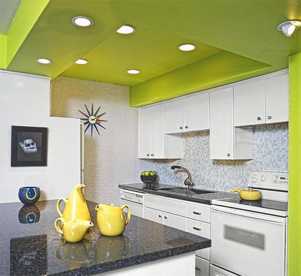 ห้องครัวพร้อมเพดานสีเขียว