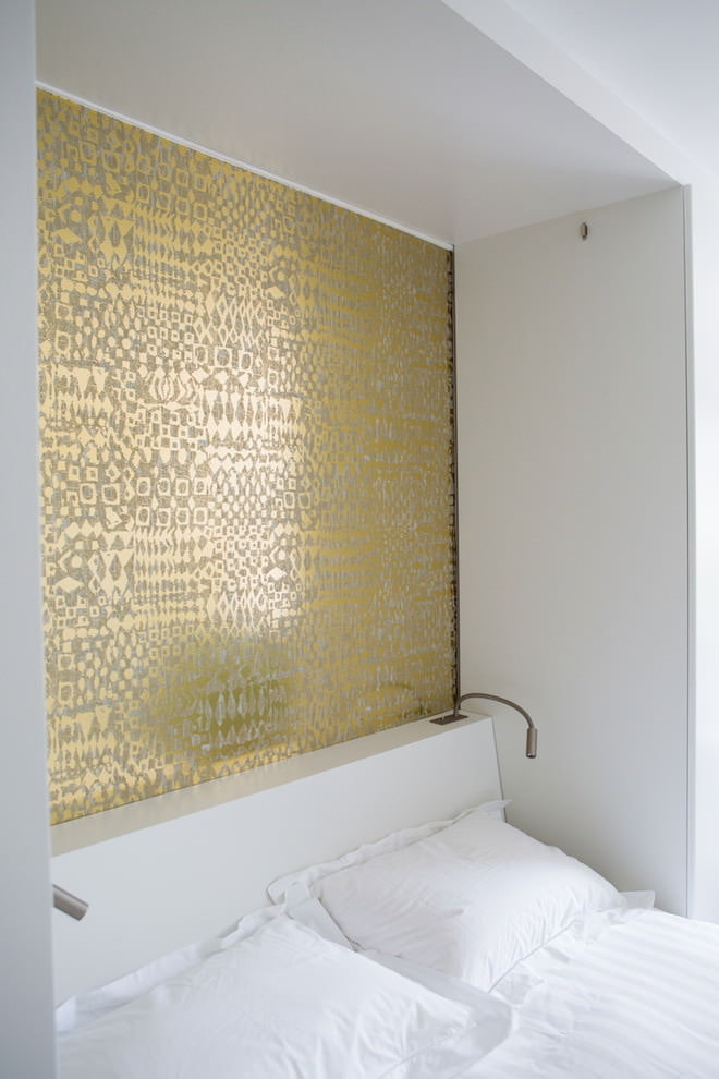 wallpaper with golden threads in the interior