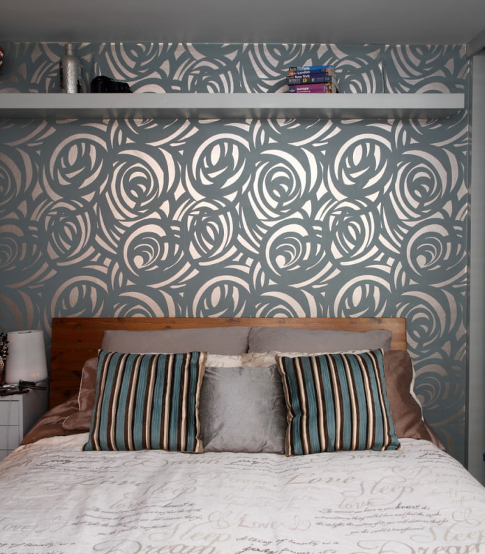 silk wallpaper in the interior of the bedroom