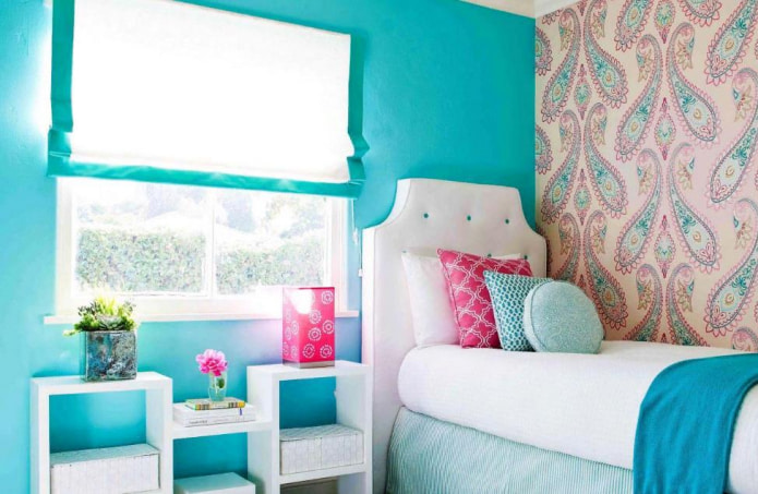 A képen egy hálószoba található egy finom türkiz-rózsaszín árnyalatú lány számára